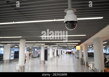 Telecamera Di Sicurezza A Soffitto Nel Terminal Dell'Aeroporto Foto Stock