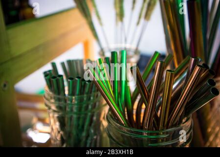 Cannucce In Metallo Riutilizzabili In Vaso Di Vetro Foto Stock