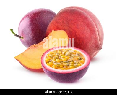 Frutti isolati. Frutti interi e tagliati di pesca e maracuya isolati su sfondo bianco con sentiero di taglio Foto Stock