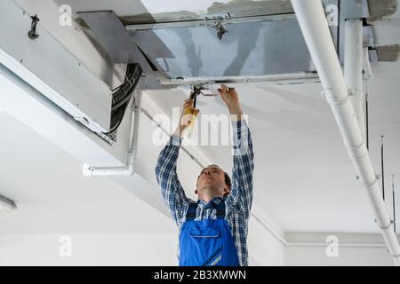 Idraulico Riparazione Dei Tubi Dell'Acqua Nell'Edificio Residenziale Foto Stock