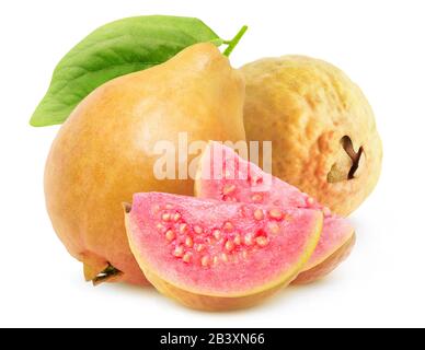 Guava isolata. Due frutti di guava interi gialli e due fette di carne rosa isolate su sfondo bianco Foto Stock