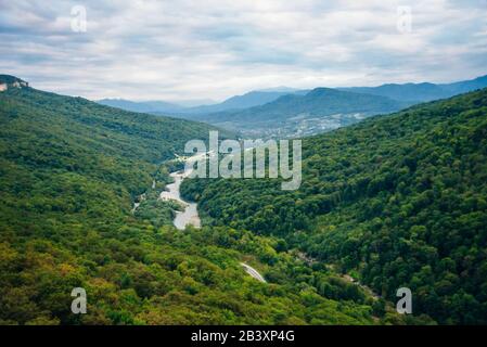 Valle del fiume di montagna Belaya. Repubblica di Adygea. Caucaso occidentale. La Russia Foto Stock