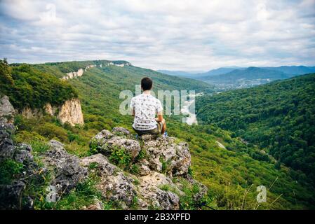 Uomo sulla Valle del fiume Belaya di montagna. Repubblica di Adygea. Caucaso Occidentale. Russia Foto Stock