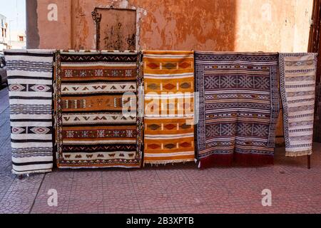 Immagine di tappeti e tappeti tradizionali in Marocco. Foto Stock