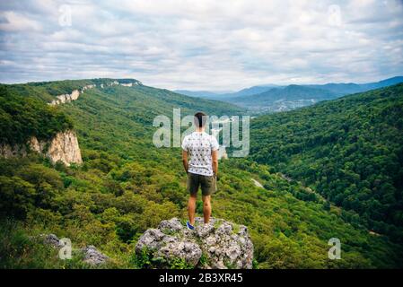 Uomo sulla Valle del fiume Belaya di montagna. Repubblica di Adygea. Caucaso Occidentale. Russia Foto Stock