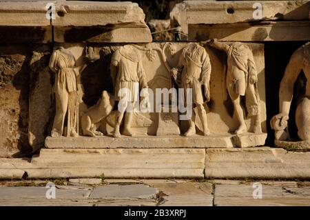 Grecia, Atene. Rilievo scenico dal Teatro di Dioniso. Età Romana. 2nd secolo a.C. Parte posteriore della fase. Rilievo raffigurante una scena dal mito di Dioniso. Foto Stock