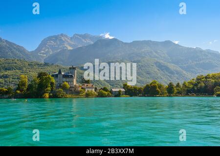 Château de Duingt situato su una piccola isola sul lago di Annecy collegato da una strada rialzata per la terraferma nel villaggio di Duingt, Francia. Foto Stock