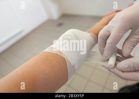 Un medico mette su un bendaggio di pressione in un ospedale Foto Stock
