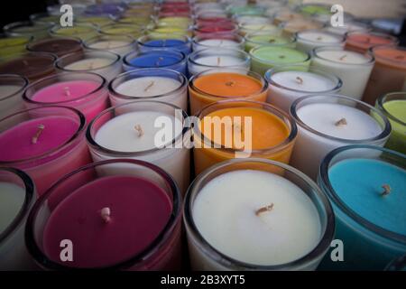 Candele Colorate Al Mercato Foto Stock