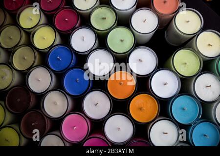 Candele colorate sul mercato (in alto) Foto Stock