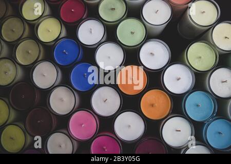 Candele colorate sul mercato (in alto) Foto Stock