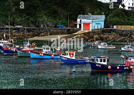 Mevagissey il cui nome in Cornovaglia è Lannvorek, è un villaggio e porto di pescatori e parrocchia civile in Cornovaglia, Inghilterra. Foto Stock