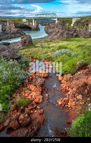 Ponte su un fiume con potente cascata Godafoss in Islanda, estate, vista panoramica Foto Stock