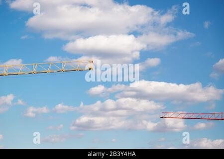 Due gru e cielo nuvoloso. Dettagli. Nuvole bianche e grigie Foto Stock