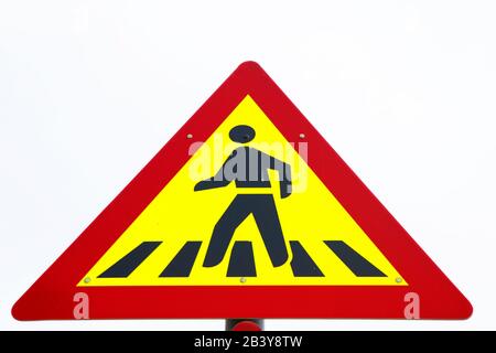 cartello per pedoni che camminano lungo la strada, cartello giallo e rosso con sfondo bianco Foto Stock