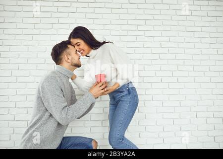 Il ragazzo fa una proposta di matrimonio alla ragazza. Foto Stock