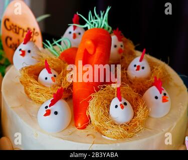 arte marzapane, pulcini nel nido dei vermicelli Foto Stock