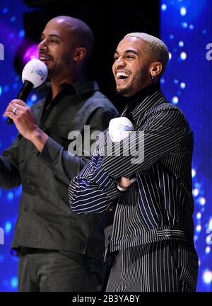 Ospita JLS (Oritse Williams, Marvin Humes, Aston Merritygold e JB Gill) sul palco del Global Awards 2020 con Very.co.uk al London's Eventim Apollo Hammersmith. Foto Stock