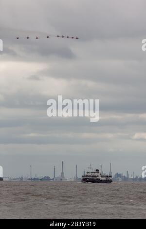 La squadra di esposizione acrobatica delle Frecce rosse dell'aeronautica reale che passa sopra il traghetto di Mersey durante un flypassed Foto Stock