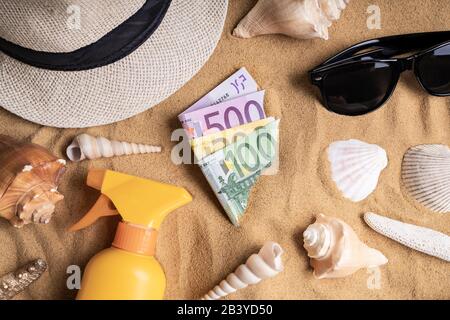 Euro In Sabbia Sulla Spiaggia Circondata Da Oggetti Foto Stock