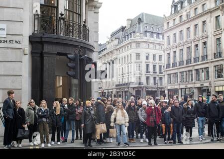 Londra, Regno Unito - 20 febbraio, 2020, Persone in attesa del semaforo verde in un passaggio pedonale a Regent Street Foto Stock