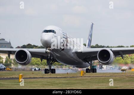 Farnborough, Regno Unito - 15 luglio 2014: Airbus vola la A350 XWB al Farnborough Int'l Airshow, nei colori di Qatar Airways come cliente di lancio Foto Stock