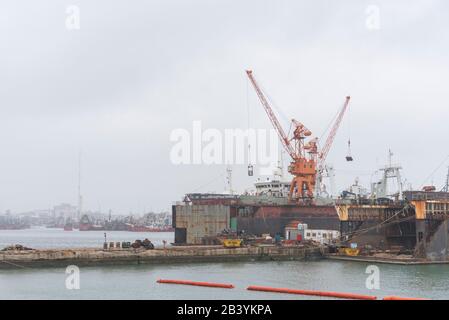 Mar del Plata, Buenos Aires / Argentina; 1° febbraio 2017: Macchine attive, gru di carico e scarico che operano nel porto cittadino Foto Stock