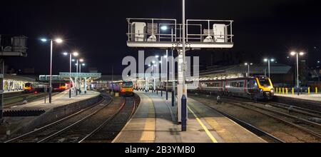 Abiglio East Midlands Railway (seconda a sinistra), arriva Northern (M) e arriva Crosscountry treni (sinistra e Destra) alla stazione ferroviaria di Sheffield Foto Stock