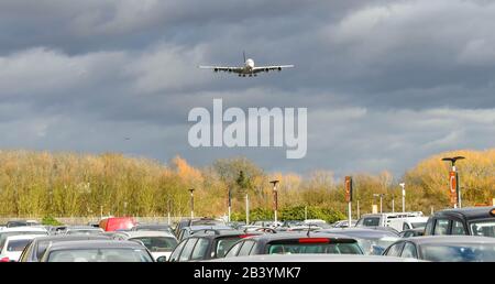 AEROPORTO HEATHROW di Londra - MARZO 2019: Airbus A380 che arriva in terra sopra le automobili in uno dei parcheggi di lunga durata di soggiorno all'aeroporto Heathrow di Londra. Foto Stock