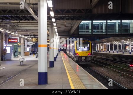 Northern Rail CAF classe 195 diesel treno 195010 presso la stazione ferroviaria di Sheffield che lavora a Nottingham per il treno di Leeds. Foto Stock