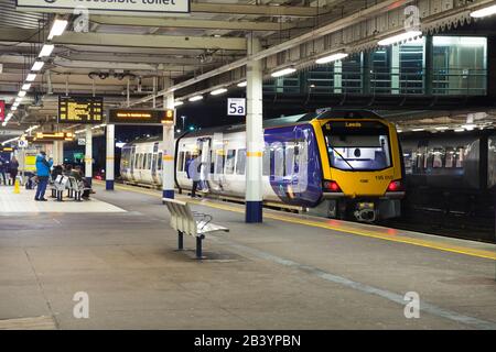 Northern Rail CAF classe 195 diesel treno 195010 alla stazione ferroviaria di Sheffield. Foto Stock