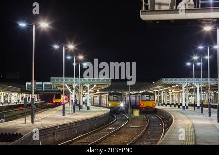 Treni di treni per la ferrovia del Nord 144020 e 144022 alla stazione ferroviaria di Sheffield con una classe ferroviaria 222 East Midlands sulla sinistra Foto Stock