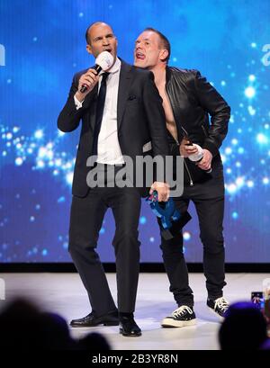 Johnny Vaughan (a sinistra) e Chris Moyles hanno presentato i premi per Best Indie in scena al Global Awards 2020 con Very.co.uk all'Eventim Apollo Hammersmith di Londra. Foto Stock