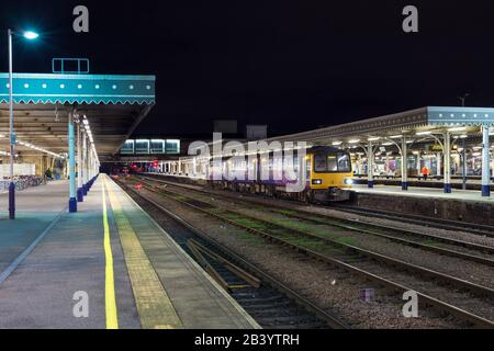 Treno di treni di classe 144 144021st Sheffield che lavora a Sheffield per il treno Huddersfield Foto Stock