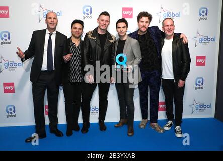 Johnny Vaughan (a sinistra) e Chris Moyles (a destra) con Adam Zindani, Richard Jones, Kelly Jones e Jamie Morrison di Stereophonics vincitori del Best Indie Act ai Global Awards 2020 con Very.co.uk all'Eventim Apollo Hammersmith di Londra. Foto Stock