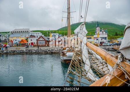 Vista panoramica sul centro di Huslavik e sul porto con molti ristoranti di pesce e agenzie di tour per l'avvistamento delle balene, Islanda Foto Stock