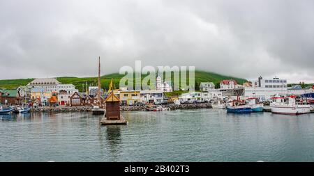 Vista panoramica sul centro di Huslavik e sul porto con molti ristoranti di pesce e agenzie di tour per l'avvistamento delle balene, Islanda Foto Stock