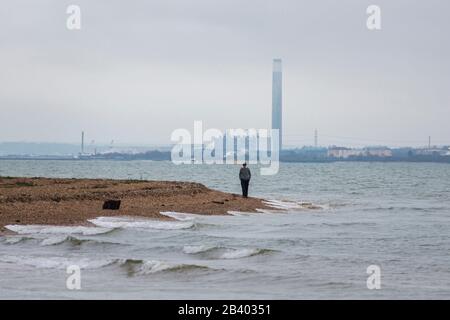 L'iconico camino della centrale elettrica di Fawley, visto da Southampton Acqua Foto Stock