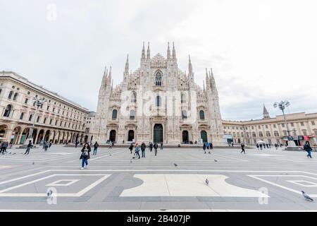 Milano Piazza Duomo, deserto piazza duomo durante covid19 coronavirus contagio marzo 2020 © Andrea Ripamonti / Alamy Foto Stock