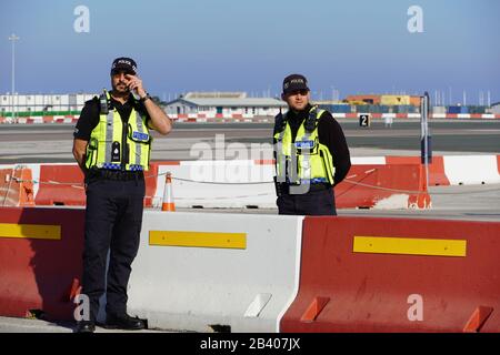 Gibilterra, Regno Unito - 7 gennaio 2020: Due poliziotti all'aeroporto. Con messa a fuoco selettiva Foto Stock