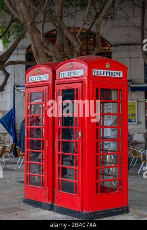 Gibilterra, Regno Unito - 7 gennaio 2020: Casella telefonica rossa. Verticale Foto Stock