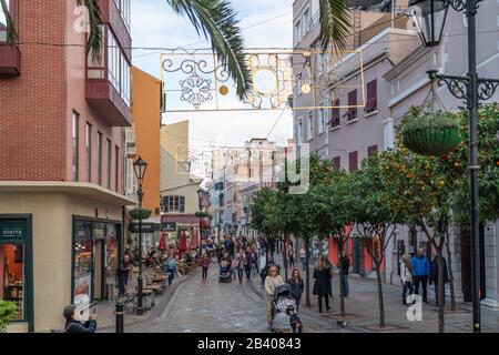 Gibilterra, Regno Unito - 7 gennaio 2020: Street view, folla di persone su una strada della città Foto Stock