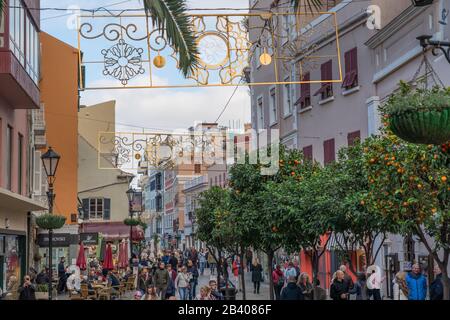 Gibilterra, Regno Unito - 7 gennaio 2020: Street view, folla di persone su una strada della città Foto Stock