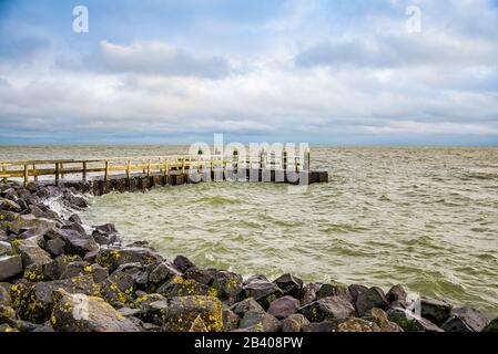 Molo di pietra vicino al monumento di VlieterMonument vicino a Den Oever in Olanda Foto Stock