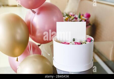 Fiore con scheda vuota, composizione di fiori di rose. Bouquet regalo per il giorno delle madri, il giorno delle donne, il compleanno e il biglietto di auguri, gift card all'interno con vuoto Foto Stock