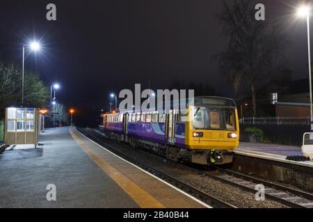 Treno del Nord della classe 142 pacer 142043 alla stazione ferroviaria di Darwen che lavora solo l'ultimo giorno prima che le nuove regole di PRM entrino Foto Stock