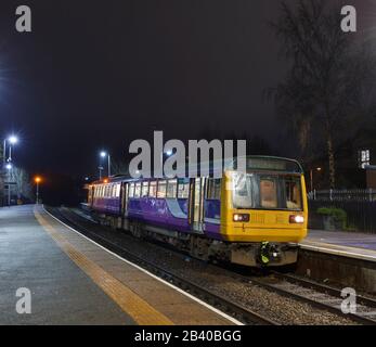 Treno del Nord della classe 142 pacer 142043 alla stazione ferroviaria di Darwen che lavora solo l'ultimo giorno prima che le nuove regole di PRM entrino Foto Stock