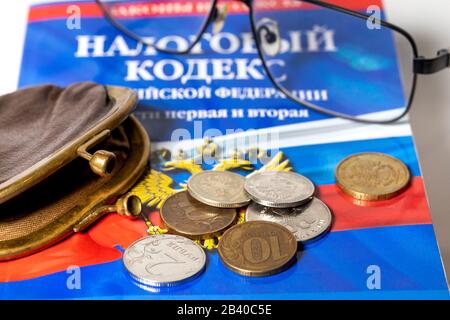 Codice fiscale della Federazione Russa, vecchio portafoglio vuoto e monete ruble russe su sfondo bianco Foto Stock