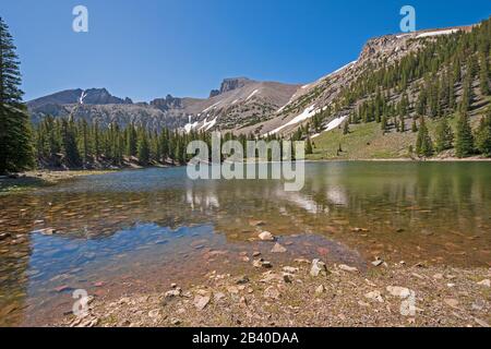Montagne Spettacolari Che Si Trovano Sopra Un Lago Alpino Stella Nel Parco Nazionale Del Great Basin In Nevada Foto Stock