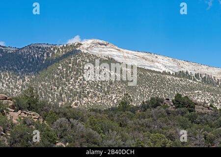 Vette di granito che si innalzi sopra il deserto sul percorso del Serviceberry nel Parco Nazionale del Great Basin in in Nevada Foto Stock